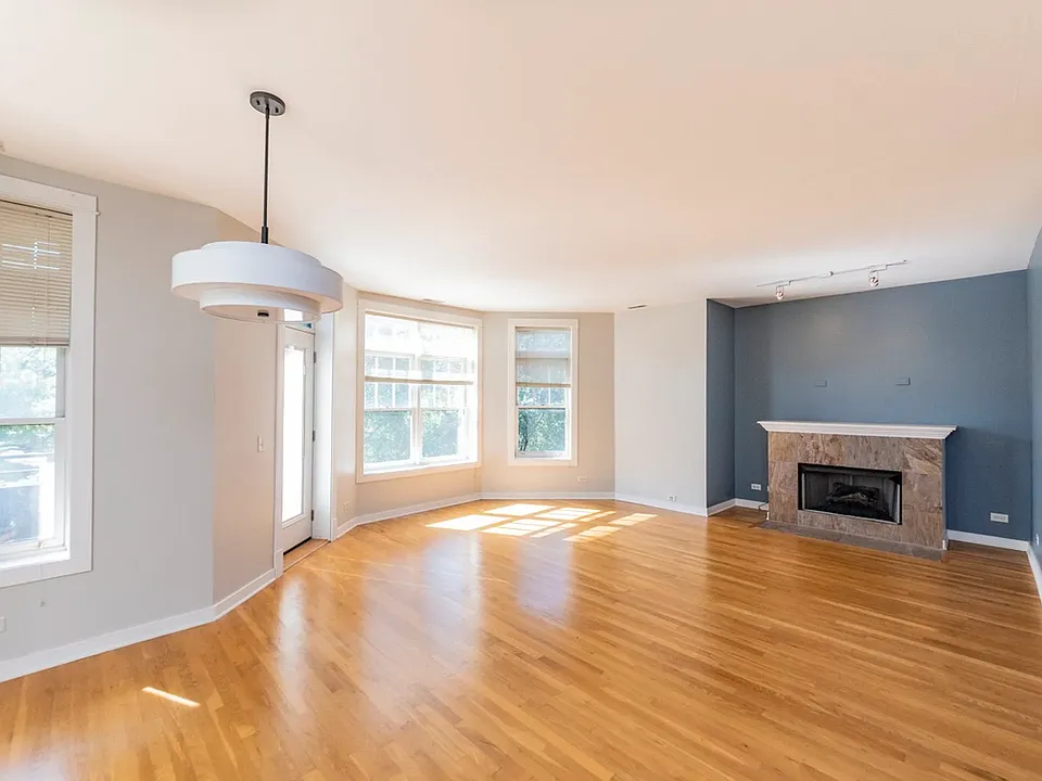 2736 W Montrose Ave #2E
