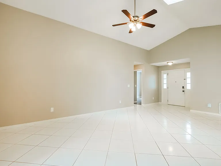 1011 Manigan Ave — Photo 3
