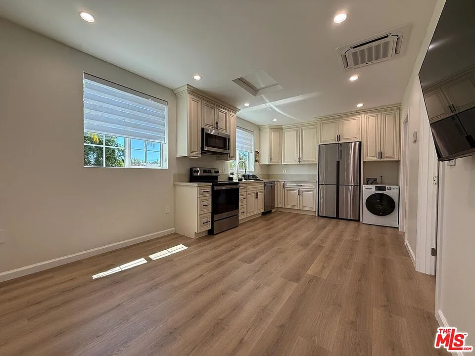 1 bed, 1.0 bath, 400 sqft, $2,100 — Photo 2
