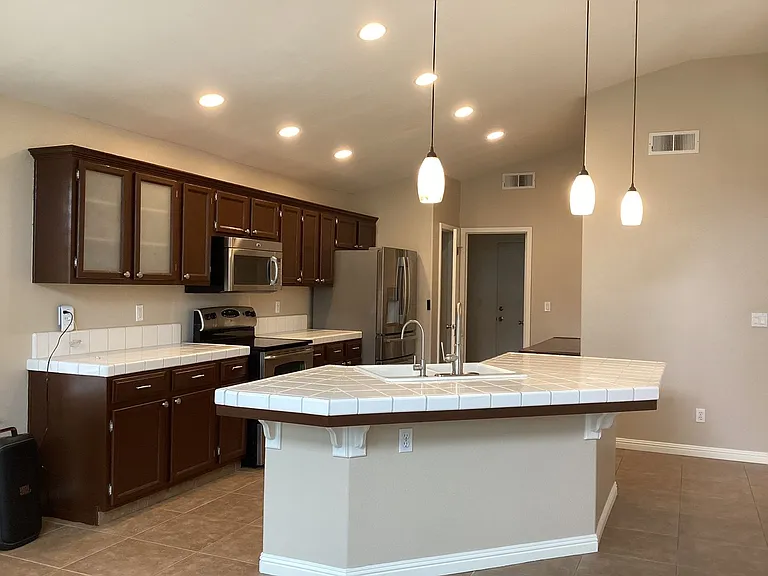 7526 N Ellendale Ave — Photo 8