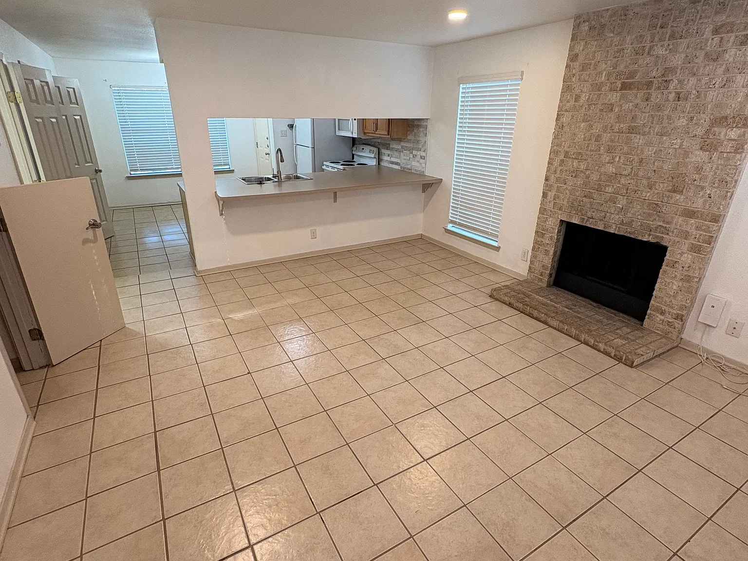 2 bed, 1.5 bath, 1085 sqft, $1,800 — Photo 2