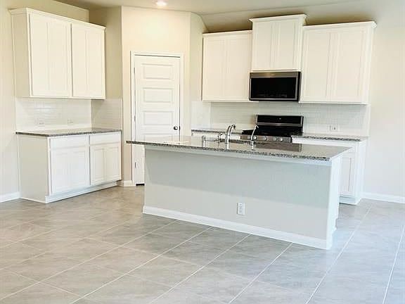 4th image of 531 Woodley Way
