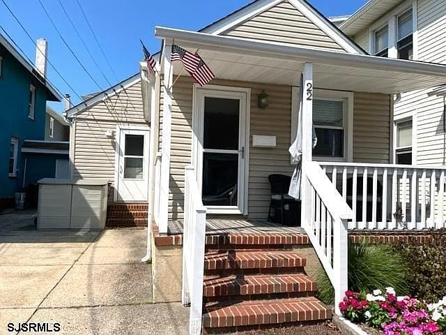 3 bed, 1.0 bath, $1,700 — Photo 2