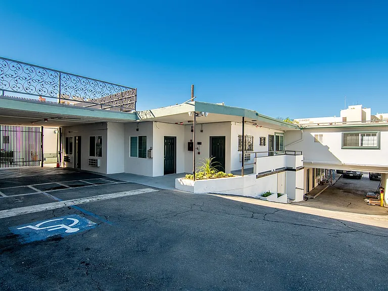 Royal Viking Apartments — Photo 17