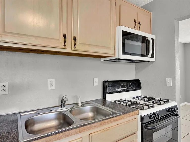 1220 Morin St #B — Photo 4