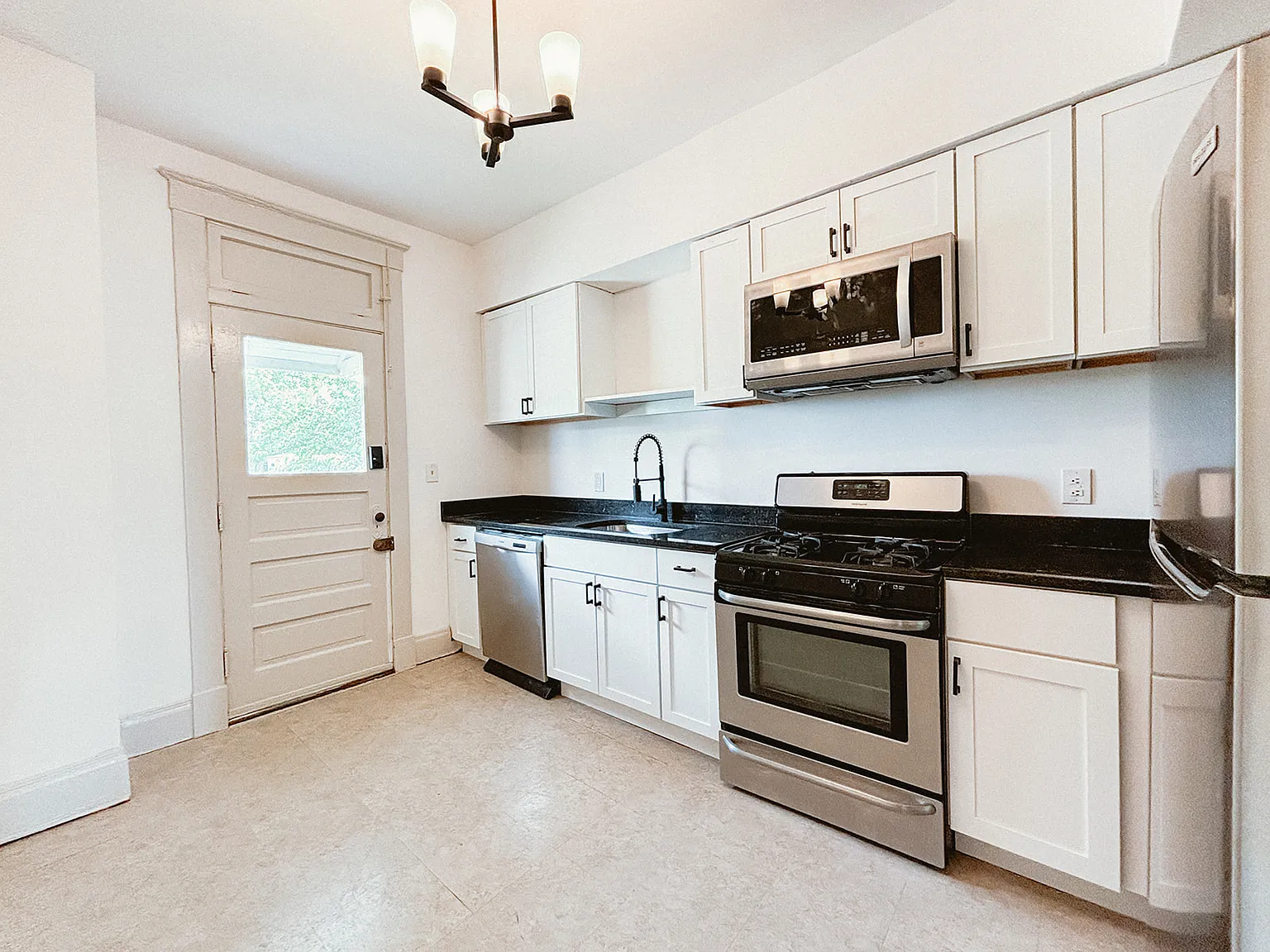 3 bed, 1308 sqft, $2,050 — Photo 4