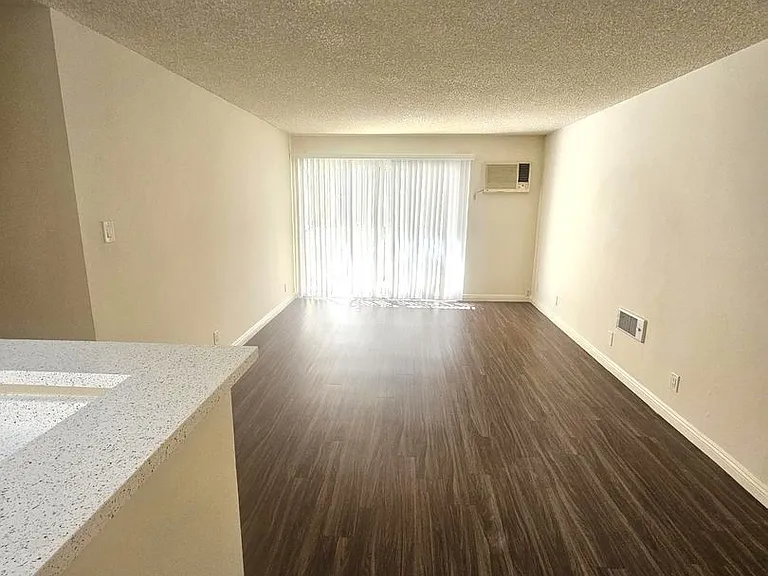 Villa Versailles Apartments — Photo 18