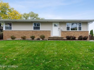 702 E Hackberry Ln, Mount Prospect, IL 60056