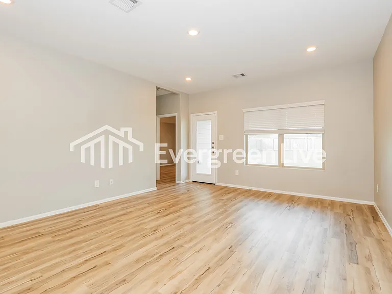 114 Southern Red Oak Ln — Photo 4