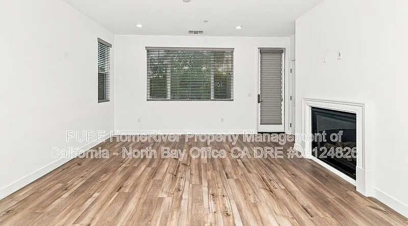 3 bed, 2.5 bath, 1800 sqft, $3,700 — Photo 3