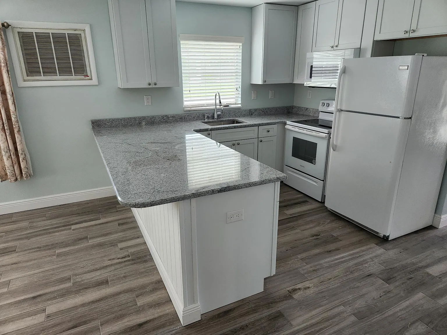 3 bed, 1.5 bath, 936 sqft, $2,500 — Photo 3