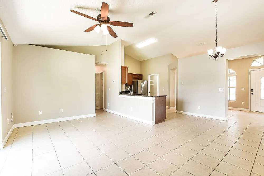 3 bed, 2.0 bath, 1332 sqft, $2,365 — Photo 3