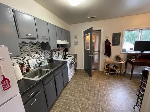Kitchen with breakfast/dining area - 225 E Church St