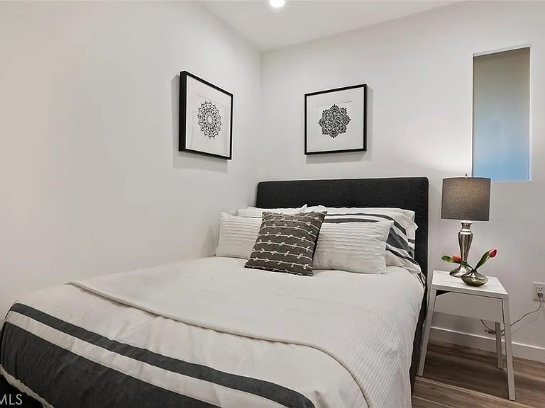 13538 Vanowen St #5 — Photo 11