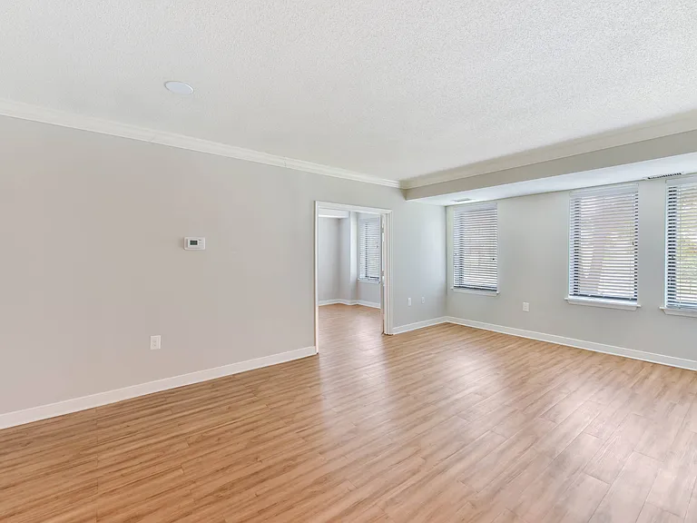 The Saratoga Apartments — Photo 21