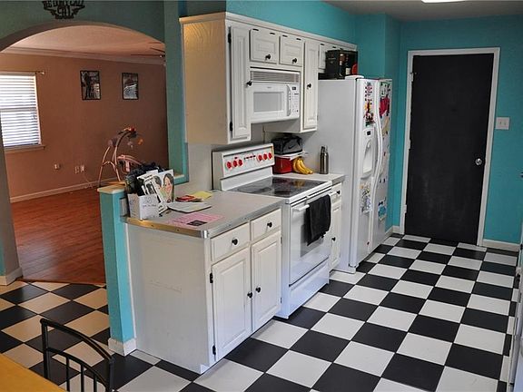 4th image of 432 Christie Ave