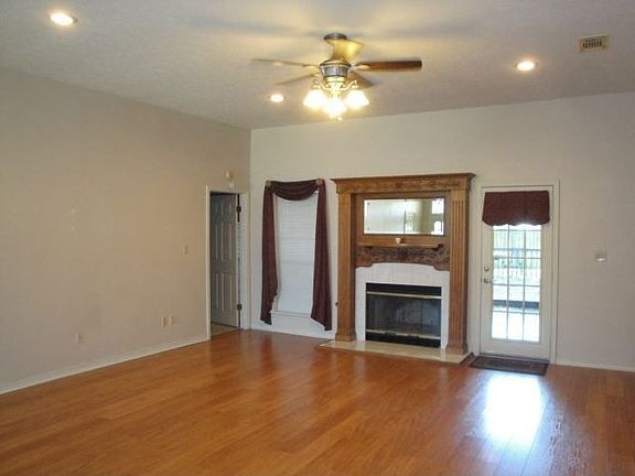 4th image of 2840 Russell Cir