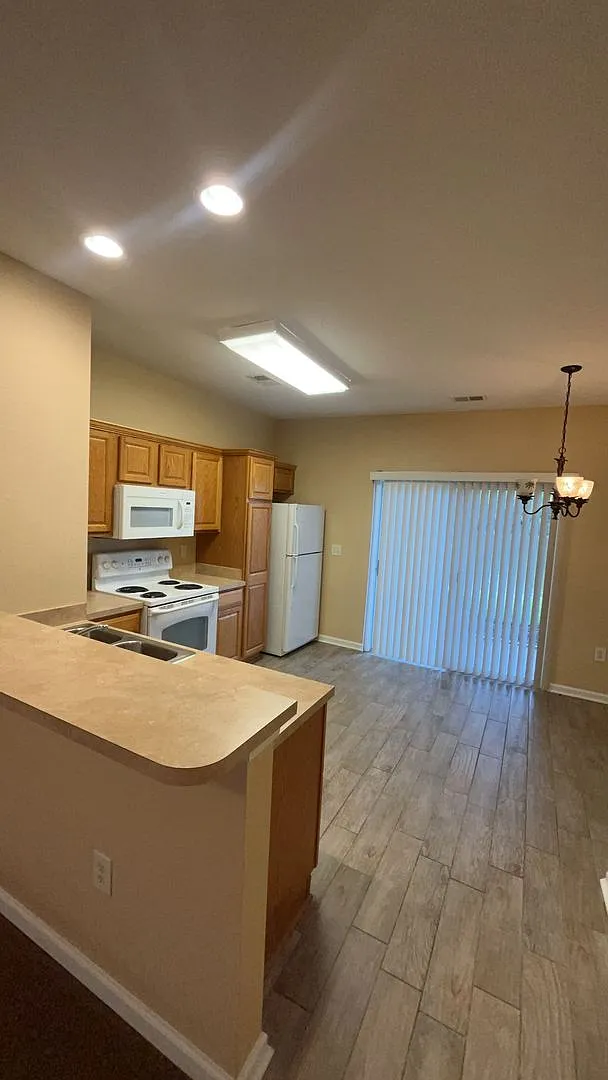 160 Chenoa Drive Unit B — Photo 2