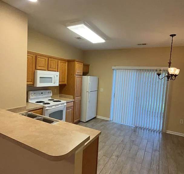 160 Chenoa Dr #B — Photo 2