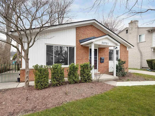 20721 Christine Ct, Grosse Pointe Woods, MI 48236