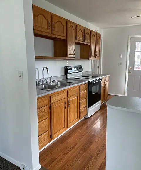 350 N Oak St — Photo 9