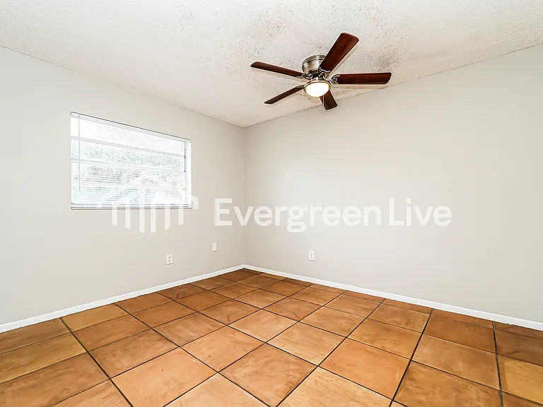 613 Charter Ct — Photo 13
