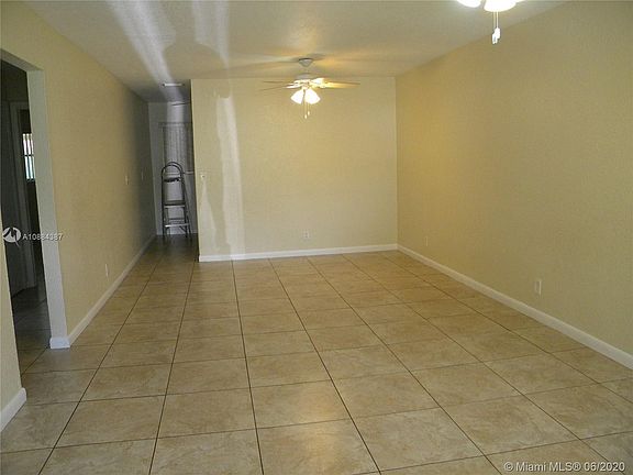 4th image of 1540 SW 21st St #1