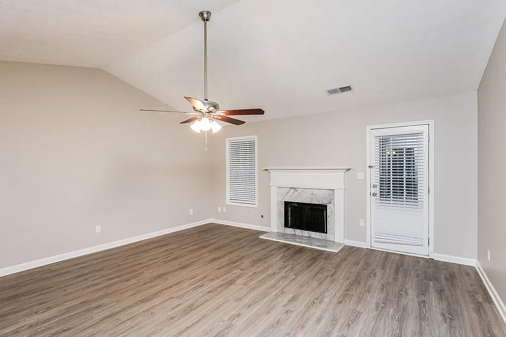 3 bed, 2.0 bath, 1560 sqft, $2,255 — Photo 4