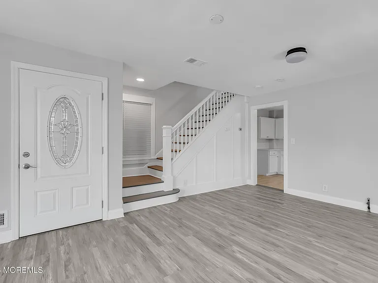 10 NE Church St — Photo 11