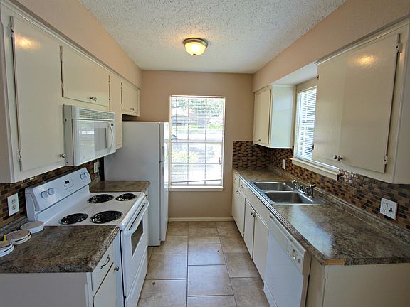 3rd image of 1006 Cushing Dr #B