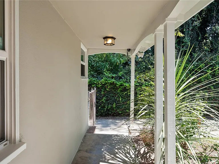 2526 Purdue Ave — Photo 32