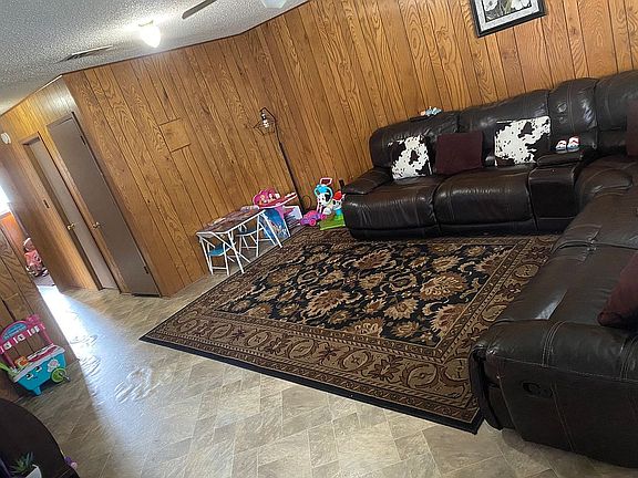 5th image of 215 Redbud Ln