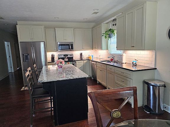 2nd image of 221 Live Oak Dr