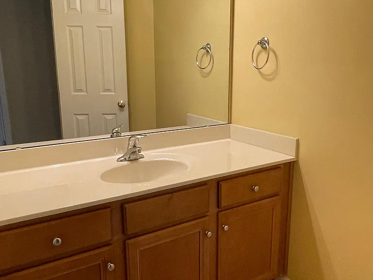 Full bathroom on the 2nd floor