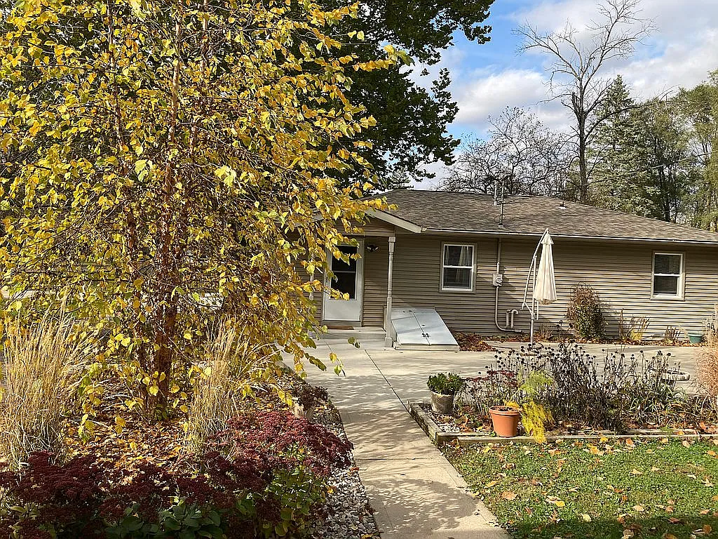 32935 Short St photo 1