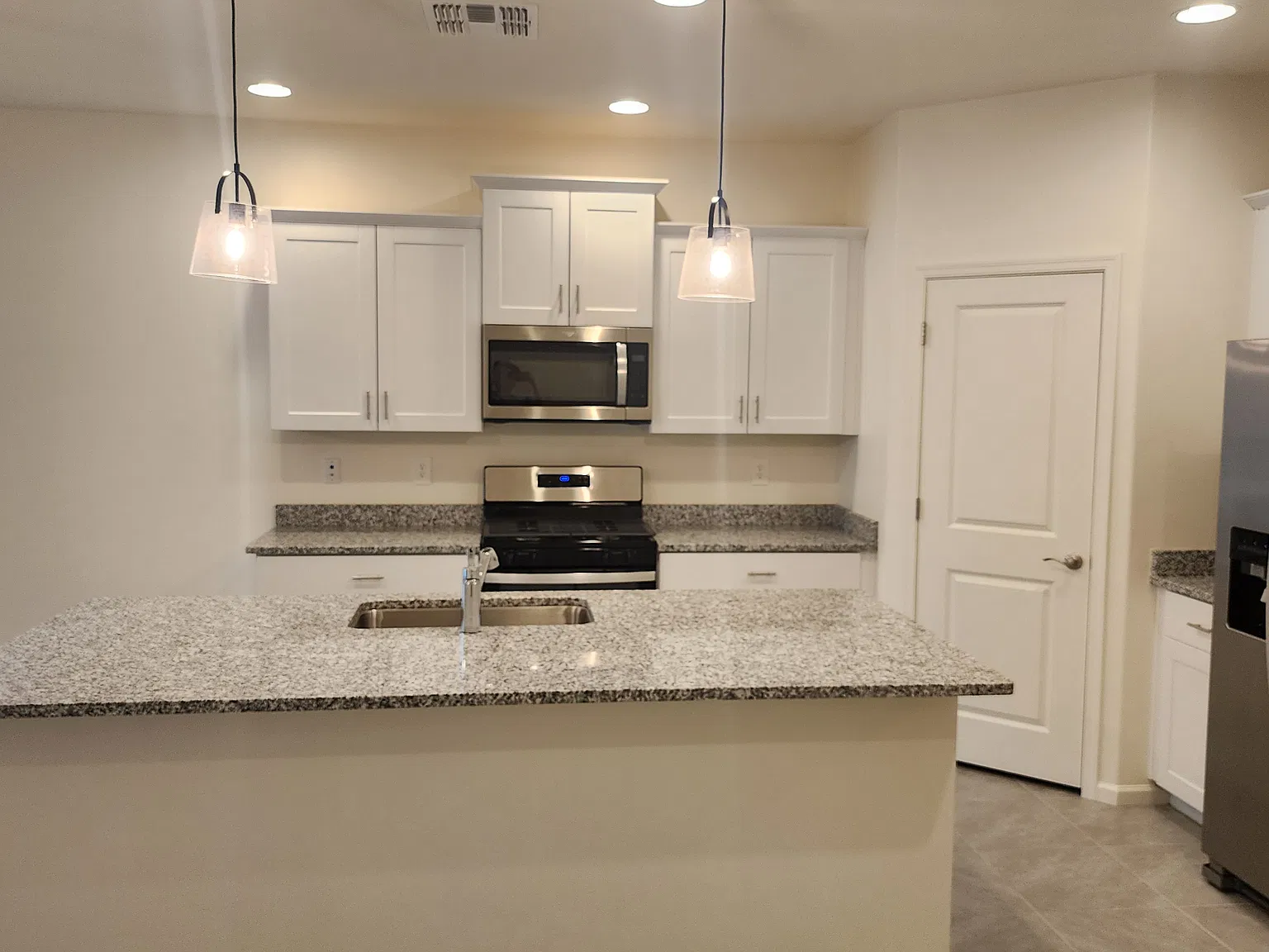 4 bed, 2027 sqft, $2,150 — Photo 3