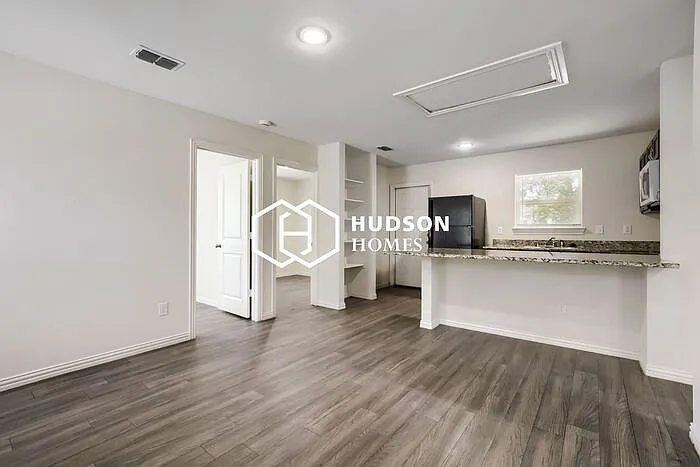 3 bed, 1.0 bath, 674 sqft, $1,149 — Photo 4