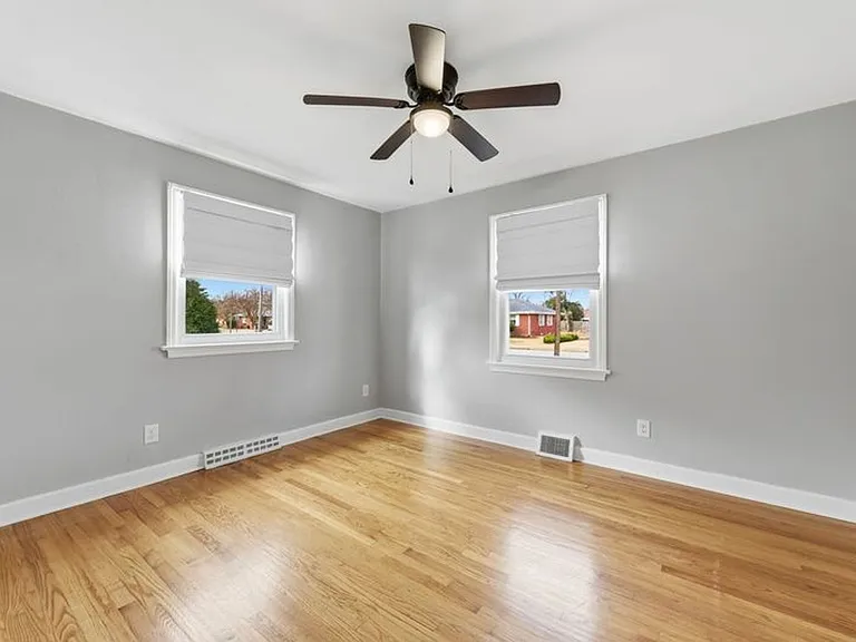 2725 Greendale Ave — Photo 13