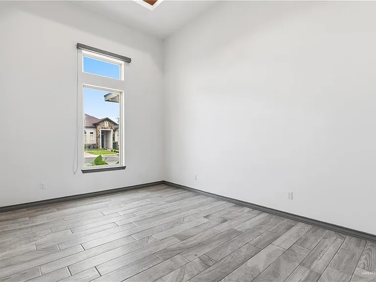 1612 Red River Ave — Photo 7