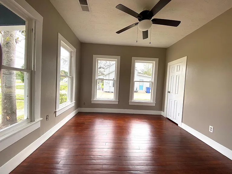 513 E Bernard St — Photo 5