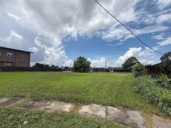 3220 Charles Ct, Chalmette, LA 70043