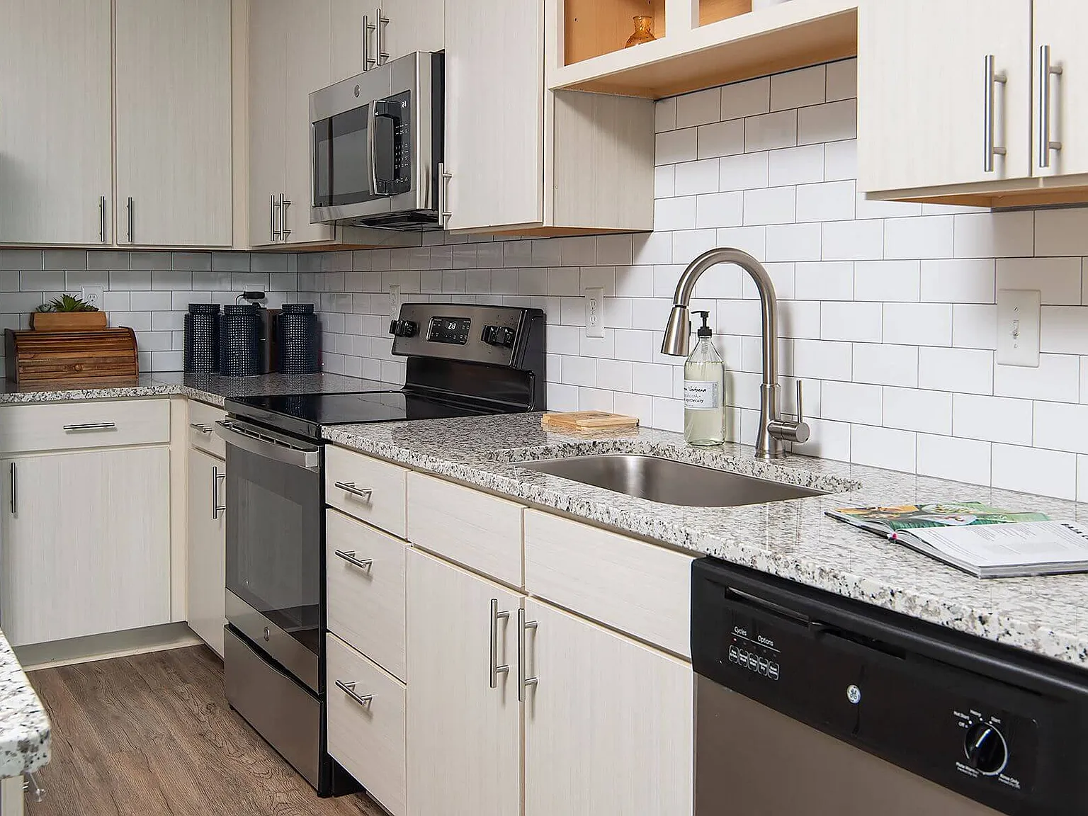 TRAILSIDE VERDAE APARTMENTS — Photo 2