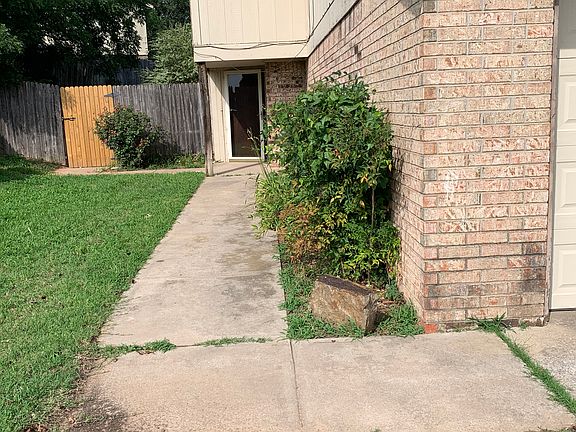 2nd image of 518 Davis Ave #518