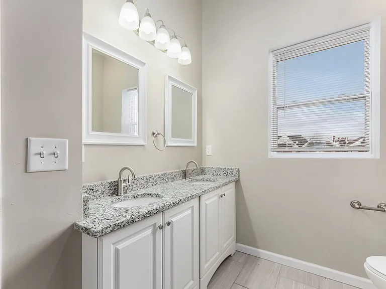 1363 Summit St — Photo 19