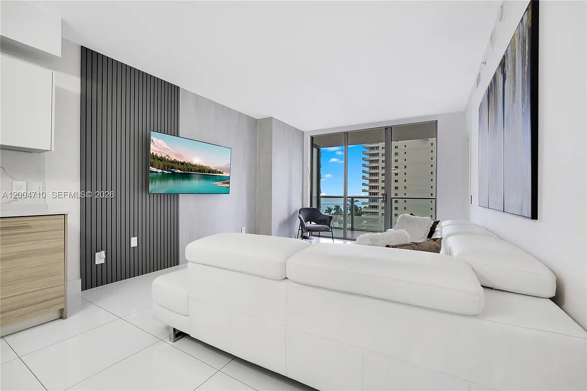 Building Photo - 1300 Brickell Bay Dr #706
