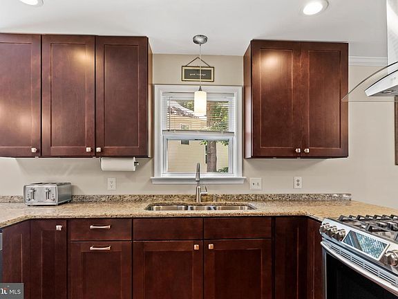 3rd image of 1028 Oak Knoll Dr