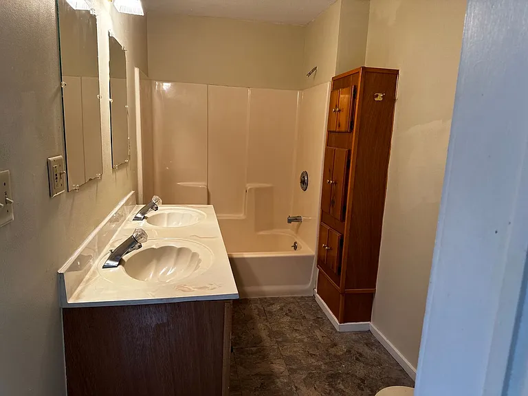 400 Railroad St — Photo 11