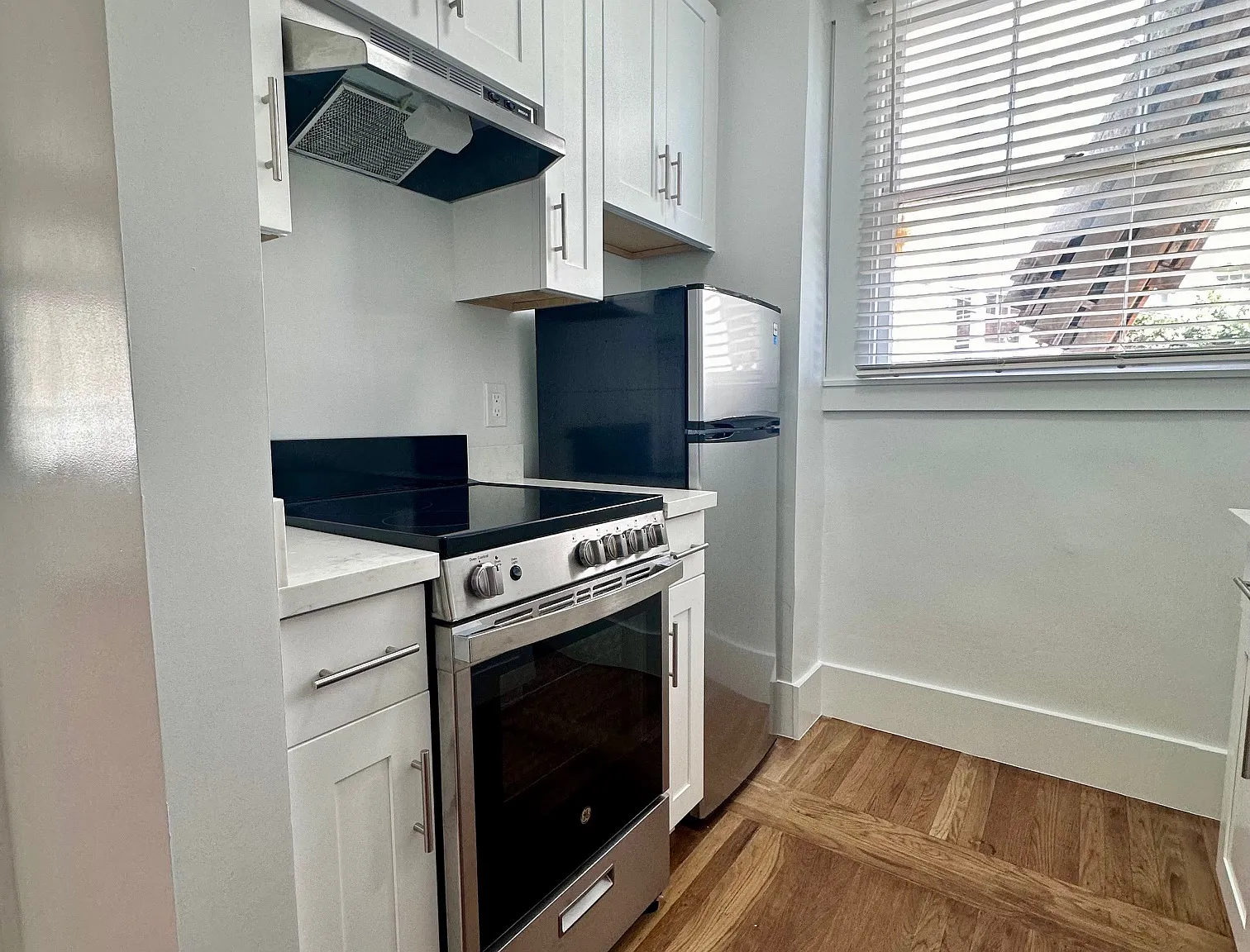 Bright Corner Studio in Russian Hill with Laundry in Unit! — Photo 4