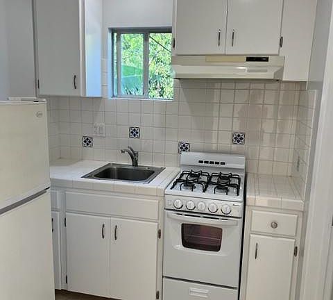3rd image of 2304 S Carmelina Ave #7