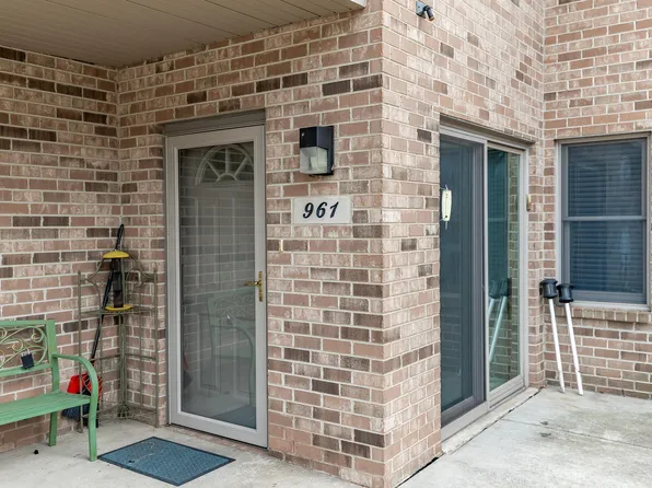 961 Cedar Dr, Crown Point, IN 46307